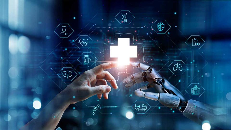 Medizinische KI, Roboter- und Menschenhände, die sich in einem medizinischen Datennetz berühren