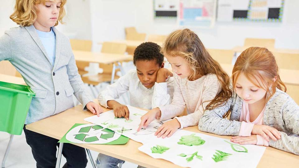 Kinder machen Teamarbeit zum Umweltschutz